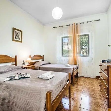 Villa Sleeps 6 With Pool Air Con And Wifi Vilamoura