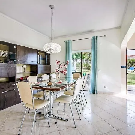 Sleeps 6 With Pool Air Con And Wifi Villa