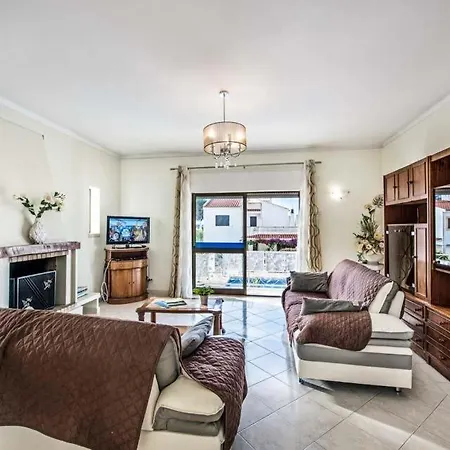 Sleeps 6 With Pool Air Con And Wifi